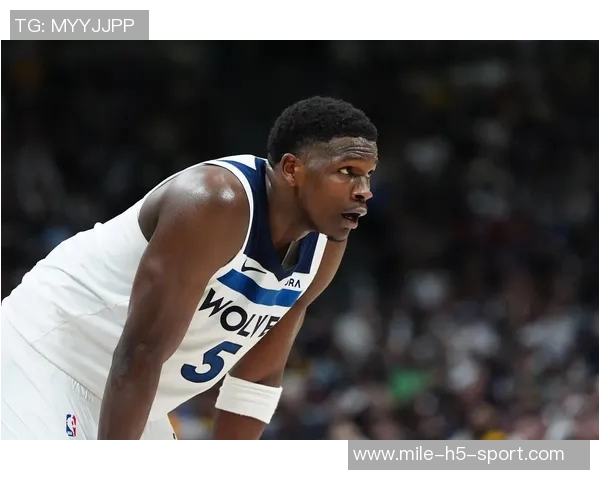 爱德华兹末节发力拿下7分全场24投仅中7三分球表现不佳